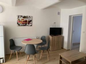 TV a/nebo společenská místnost v ubytování Apartmány Michaela