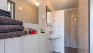 Ένα μπάνιο στο B&B Woonboerderij Peters