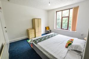 Postel nebo postele na pokoji v ubytování Regency GuestHouse Manchester North
