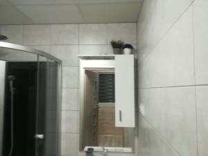 a bathroom with a mirror and a sink at Bajkowe Chatki in Rusinowo