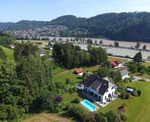 einem Luftblick auf ein Haus und einen Fluss in der Unterkunft Bed and Breakfast Petra Huber in Vichtenstein