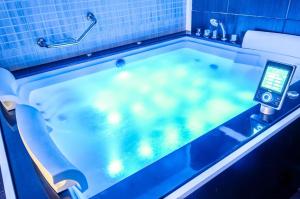 een jacuzzi met een mobiele telefoon erin bij One88 Apartments in Boekarest