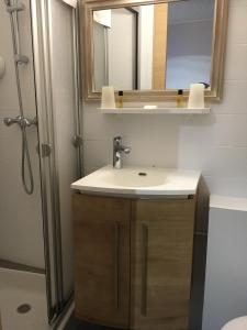 een badkamer met een wastafel en een spiegel bij Hotel la Turra in Termignon
