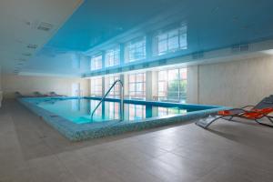 una gran piscina cubierta en un edificio en Hotel Imperial Wellness & SPA, en Obninsk