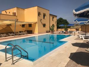Bazén v ubytování Baglio Pocoroba nebo v jeho okolí