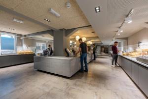 Leute, die am Tresen einer Bäckerei stehen in der Unterkunft a&o Hamburg City in Hamburg