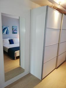 Habitación con dormitorio con cama y espejo. en Apartment Vista Viganj, en Viganj