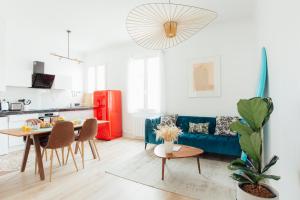 - un salon avec un canapé bleu et une table dans l'établissement SANDY - 2 bedrooms apartment, à Biarritz