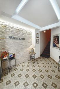 pasillo con suelo de baldosa y pared de ladrillo en Amarru Apartments, en Piran