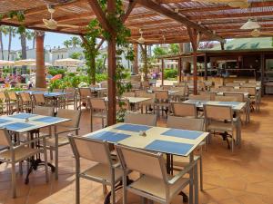 pusta restauracja ze stołami i krzesłami na patio w obiekcie BQ Alcudia Sun Village w Playa de Muro