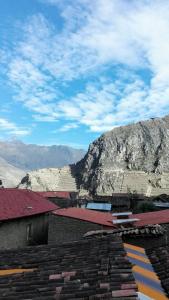 a view of roofs of buildings and a mountain at B&B Chayana Wasi in Ollantaytambo