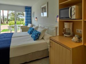 Postel nebo postele na pokoji v ubytování BQ Alcudia Sun Village