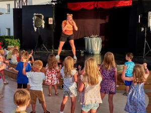 grupa dzieci stojących wokół kobiety na scenie w obiekcie BQ Alcudia Sun Village w Playa de Muro +37 zdjęć