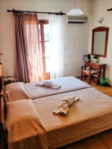 A bed or beds in a room at Alexandra Hotel