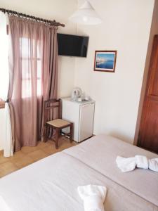 A bed or beds in a room at Alexandra Hotel