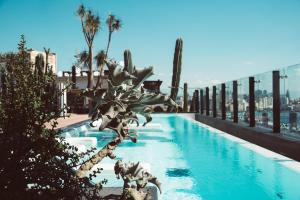 scultura di un cactus sul lato della piscina di ROMEO Napoli a Napoli