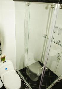 ein Bad mit einem WC und einer Dusche in der Unterkunft HOTEL OLIMPIA in Duitama