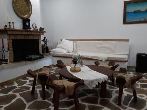 een woonkamer met een tafel en stoelen en een bank bij Peggy's house in Monastiraki