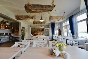 Reštaurácia alebo iné gastronomické zariadenie v ubytovaní Willa Admirał Solina + 25 fotografií