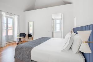 Кровать или кровати в номере Tandem Palacio Alfama Suites