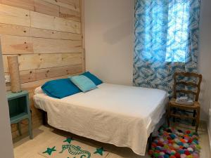 een kleine slaapkamer met een bed en een televisie bij La azotea in Cambrils