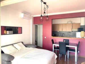 a bedroom with a bed and a table and a kitchen at Columbia Praia Da Rocha Apartamento in Portimão