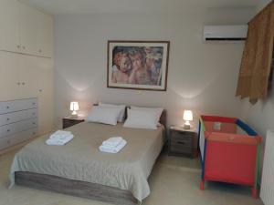 A bed or beds in a room at Quiet luxury apartment near city center and port