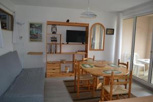 Μια τηλεόραση ή/και κέντρο ψυχαγωγίας στο Appartement à 50m de la plage