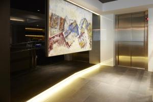 um corredor com uma grande pintura na parede em Hotel Parma em San Sebastián
