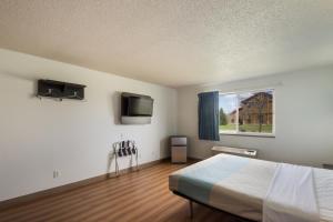 una camera d'albergo con letto e finestra di Motel 6-Rothschild, WI a Rothschild