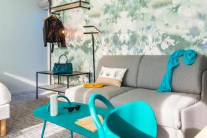 - un salon avec un canapé et une table dans l'établissement ibis Styles Louvain-la-Neuve Hotel and Events, à Louvain-la-Neuve