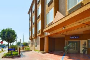 a office building with a sign in front of it at H3 Inn & Suites - LAX Airport - Los Angeles in Inglewood