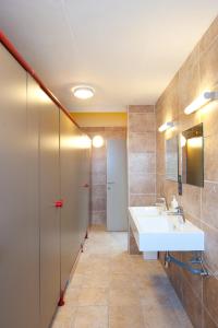 La salle de bains est pourvue d'un lavabo et d'un miroir. dans l'établissement Leuven City Hostel, à Louvain