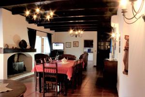 een eetkamer met een tafel en een open haard bij Azul Coruche in Coruche