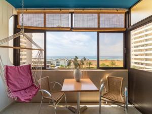 アルヴォルにあるBlue apartments LKの海の景色を望む客室で、テーブルと椅子が備わります。