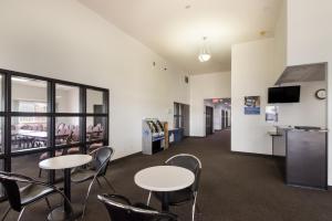 una sala con tavoli e sedie e una cucina di Motel 6-Rothschild, WI a Rothschild
