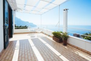 Balcone o terrazza di Sea View Villa in Ravello with lemon pergola, gardens and jacuzzi - Ideal for elopements