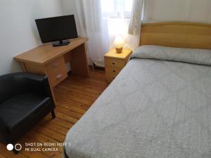 Postel nebo postele na pokoji v ubytování Hostal Bayón