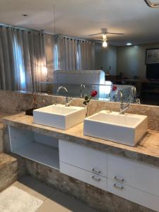 zwei Waschbecken auf einer Theke im Bad in der Unterkunft Victor Plaza Formiga in Formiga + 55 Fotos