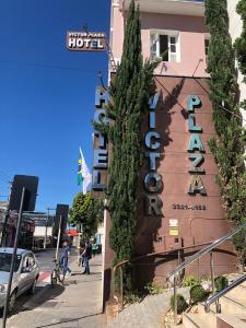 ein Hotelschild an der Seite eines Gebäudes in der Unterkunft Victor Plaza Formiga in Formiga