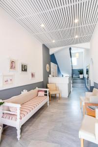 Habitación con sofá, mesas y escalera. en Flora, en Tinos