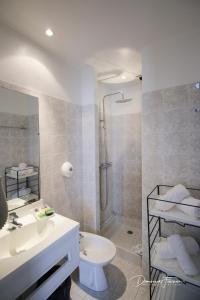 Kylpyhuone majoituspaikassa hotel des 2 nations
