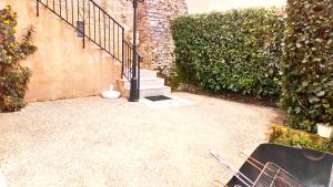 a courtyard with a staircase next to a building at Gîte "L'helpe" dans grande maison quercynoise entre Sarlat Rocamadour in Gourdon