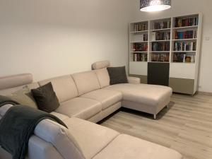 sala de estar con sofá y estante para libros en ORIGO en Győr