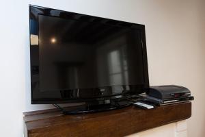 TV tai viihdekeskus majoituspaikassa Apartment Saint Jacques Notre Dame de Paris