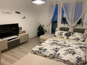 sala de estar con sofá y TV en ORIGO en Győr