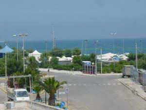 um parque de estacionamento vazio com o oceano ao fundo em Casa vacanza Casalabate em Casalabate