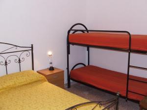 um quarto com 2 beliches e uma mesa de cabeceira em Casa vacanza Casalabate em Casalabate