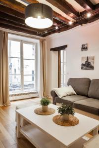 uma sala de estar com um sofá e uma mesa em Apartment Saint Jacques Notre Dame de Paris em Paris