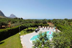 - une vue sur la piscine dans la cour dans l'établissement Casa Vacanza Perla Bianca, à Castelluzzo